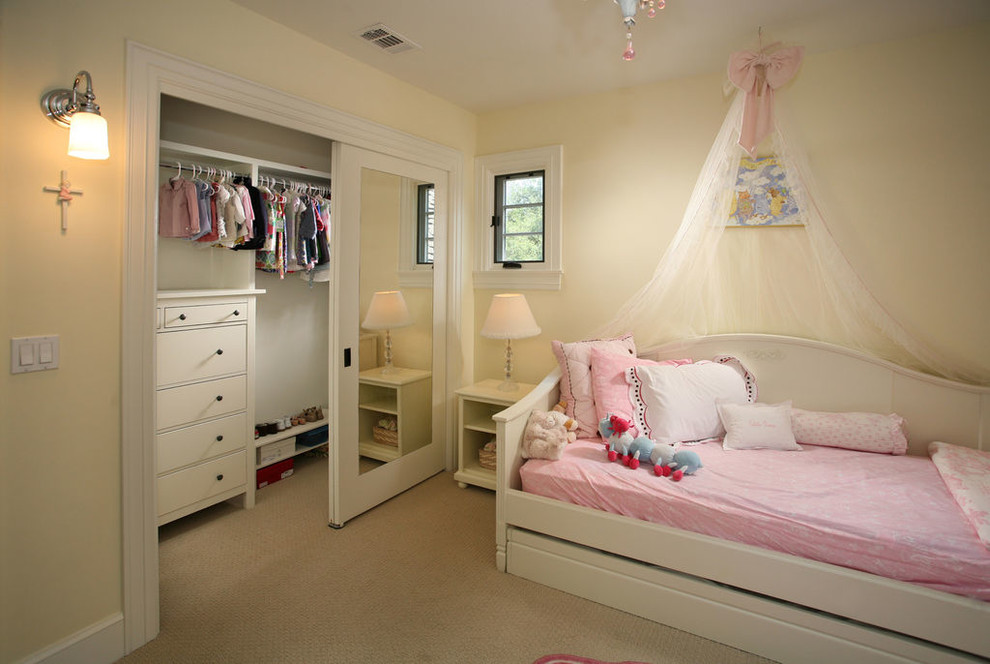 Design ideas for a traditional kids' room in Los Angeles.