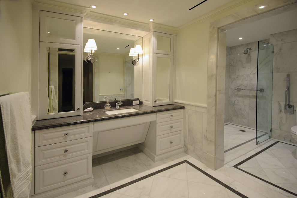 Photo of a transitional bathroom in Miami.