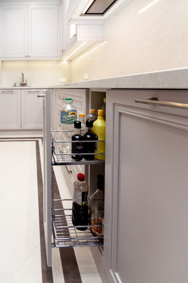 Нежно-серая кухня в неоклассическом стиле