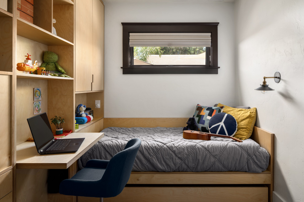 Foto på ett litet medelhavsstil könsneutralt barnrum kombinerat med sovrum och för 4-10-åringar, med vita väggar, mellanmörkt trägolv och brunt golv