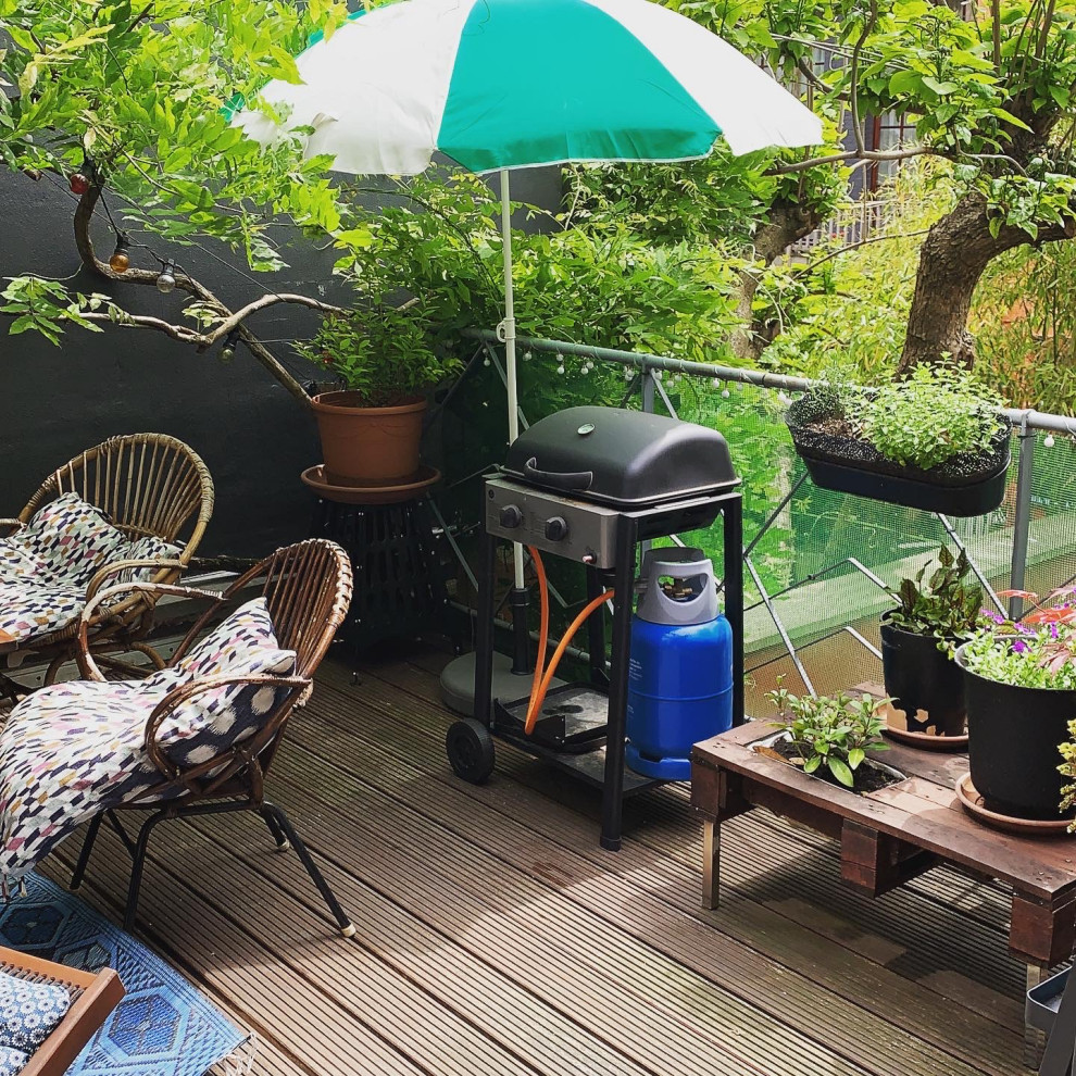 Свежая идея для дизайна: маленькая терраса на заднем дворе, на втором этаже в скандинавском стиле с растениями в контейнерах и металлическими перилами без защиты от солнца для на участке и в саду - отличное фото интерьера