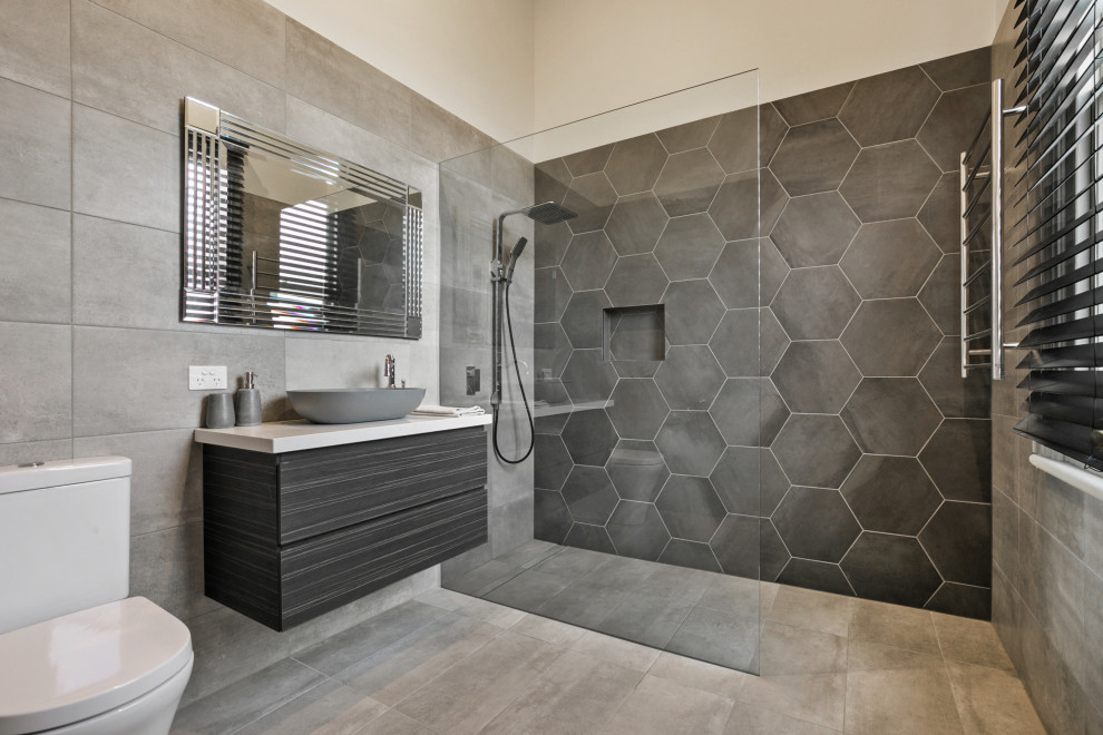 Design ideas for a contemporary 3/4 bathroom in Other with gray tile, grey walls, grey floor, beige benchtops, a niche, a single vanity, a floating vanity, flat-panel cabinets, black cabinets, a curbless shower, a vessel sink and an open shower.