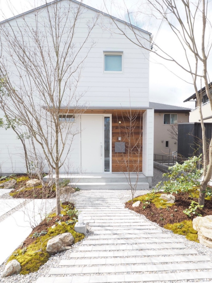 Foto de fachada de casa blanca y gris escandinava de tamaño medio de dos plantas con revestimientos combinados, tejado a dos aguas y tejado de metal