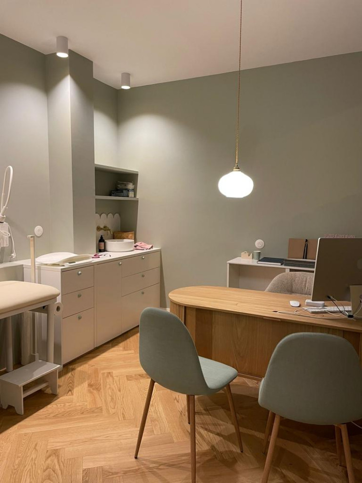 Idee per un ufficio minimalista di medie dimensioni con pareti verdi, pavimento in legno massello medio, scrivania autoportante e pavimento beige