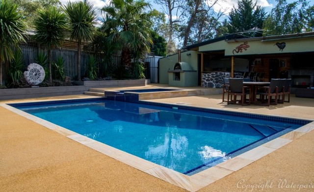 Poolside Paving moderne-pool