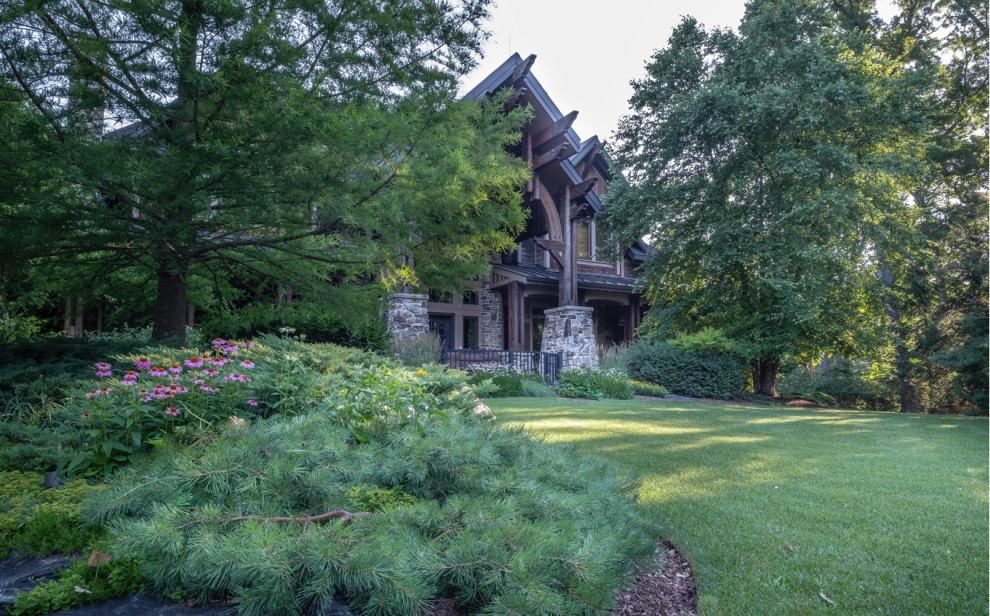 Photo of a rustic landscaping in Chicago.