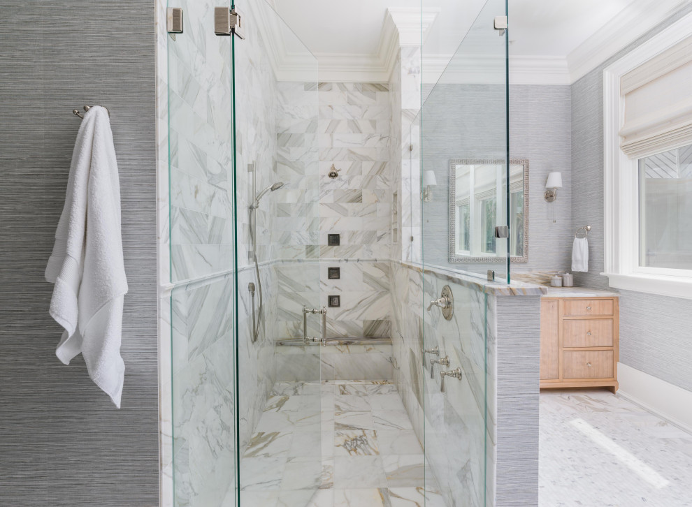 Immagine di una stanza da bagno stile marinaro con ante marroni e mobile bagno incassato