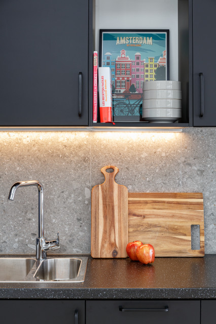 UN STUDIO AVEC ESPACE NUIT contemporary-kitchen