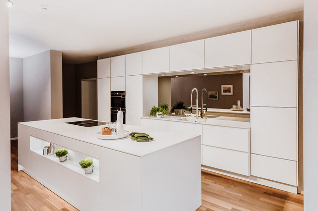 Moderne Luxus-Küche in elegantem Weiß - Modern - Küche - Frankfurt am Main - von Fries Küchen GmbH