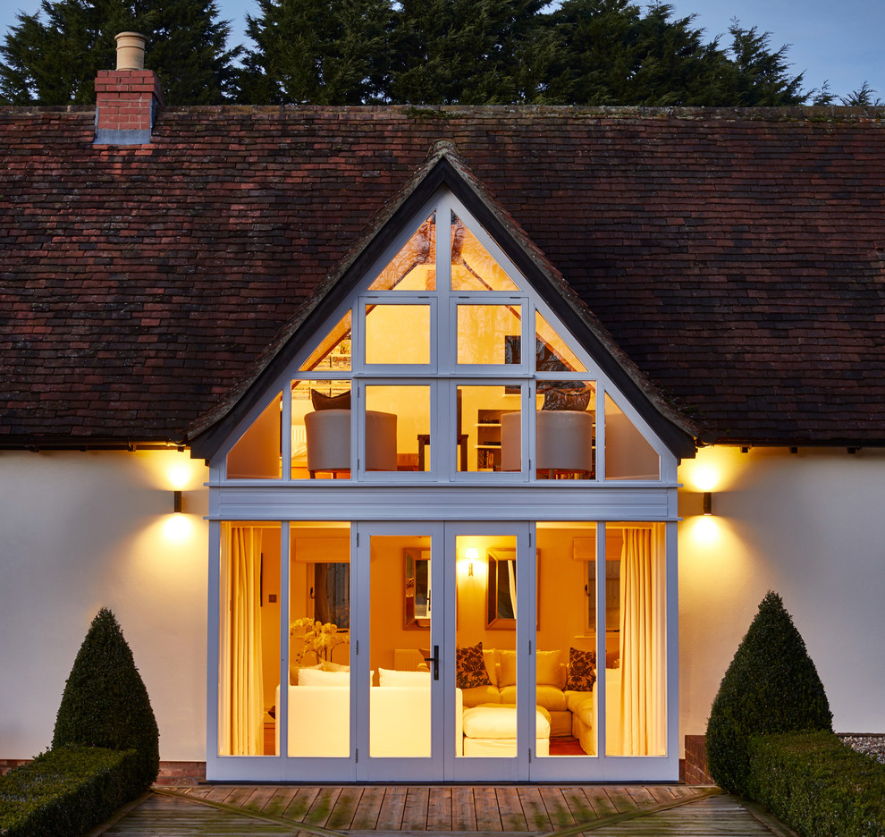 Zweistöckiges Country Einfamilienhaus mit gestrichenen Ziegeln, weißer Fassadenfarbe, Walmdach, Ziegeldach und rotem Dach in Berkshire