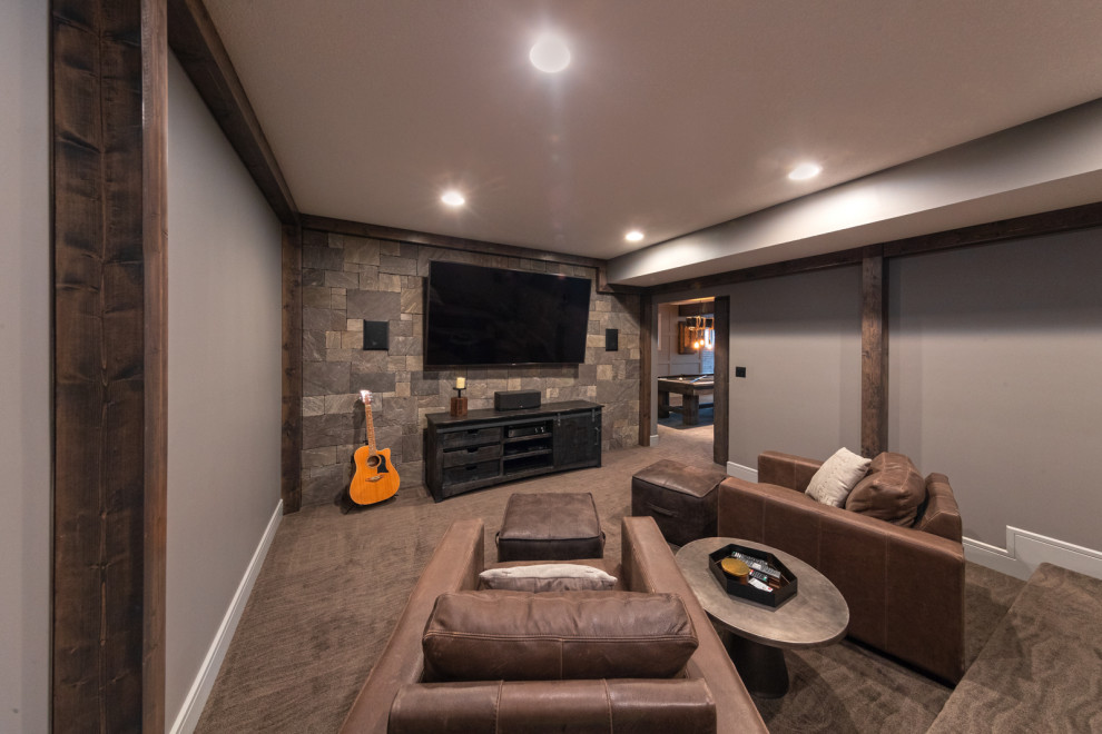 Inspiration för ett mellanstort funkis avskild hemmabio, med grå väggar, heltäckningsmatta, en väggmonterad TV och brunt golv
