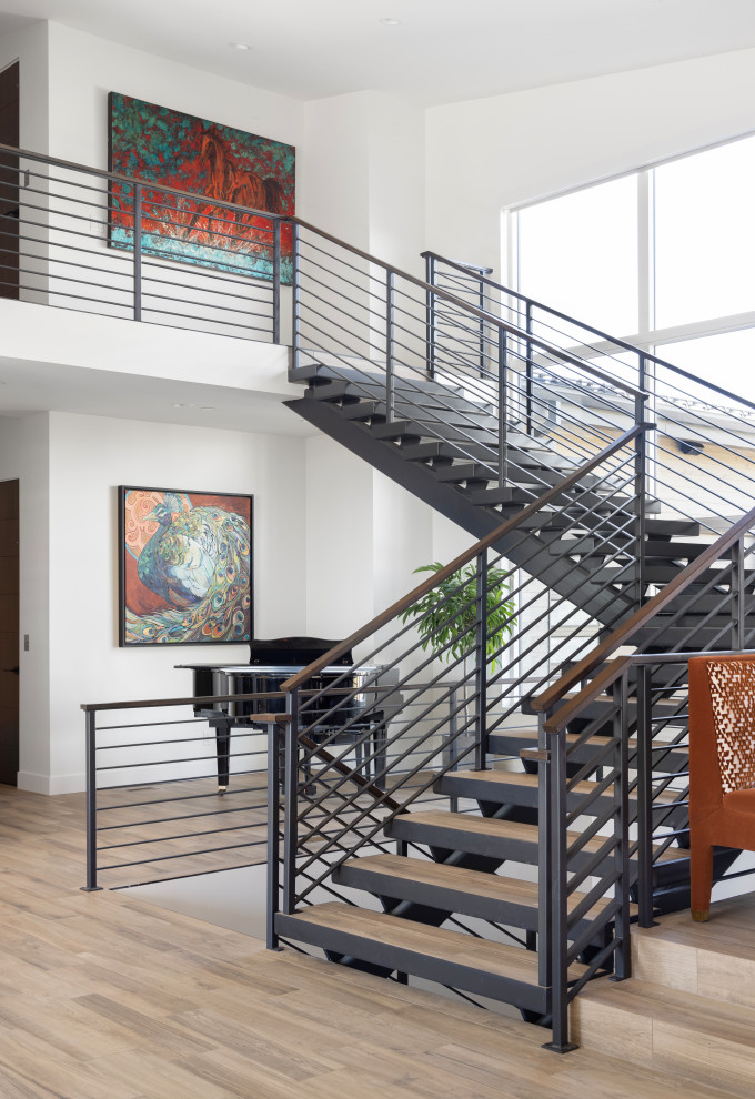 Idéer för en mycket stor modern trappa, med klinker, sättsteg i metall och räcke i metall
