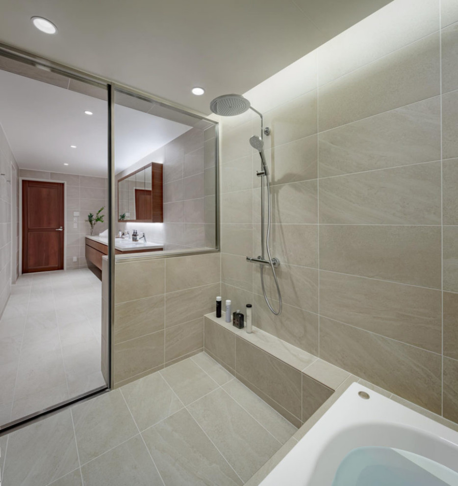 Foto på ett industriellt badrum, med beige kakel, porslinskakel, beige väggar, klinkergolv i porslin och beiget golv