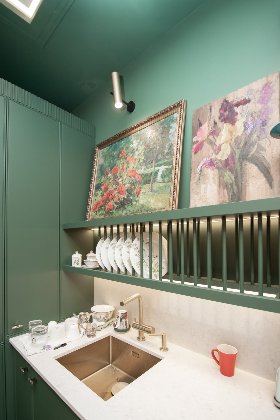 Стильная неоклассическая кухня в темно-изумрудном цвете