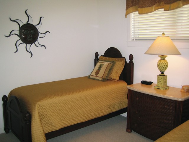 Bedroom 3 tropical-bedroom