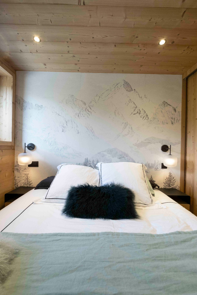 На фото: маленькая хозяйская спальня в белых тонах с отделкой деревом в стиле рустика с белыми стенами, полом из ламината, коричневым полом, деревянным потолком и деревянными стенами без камина для на участке и в саду