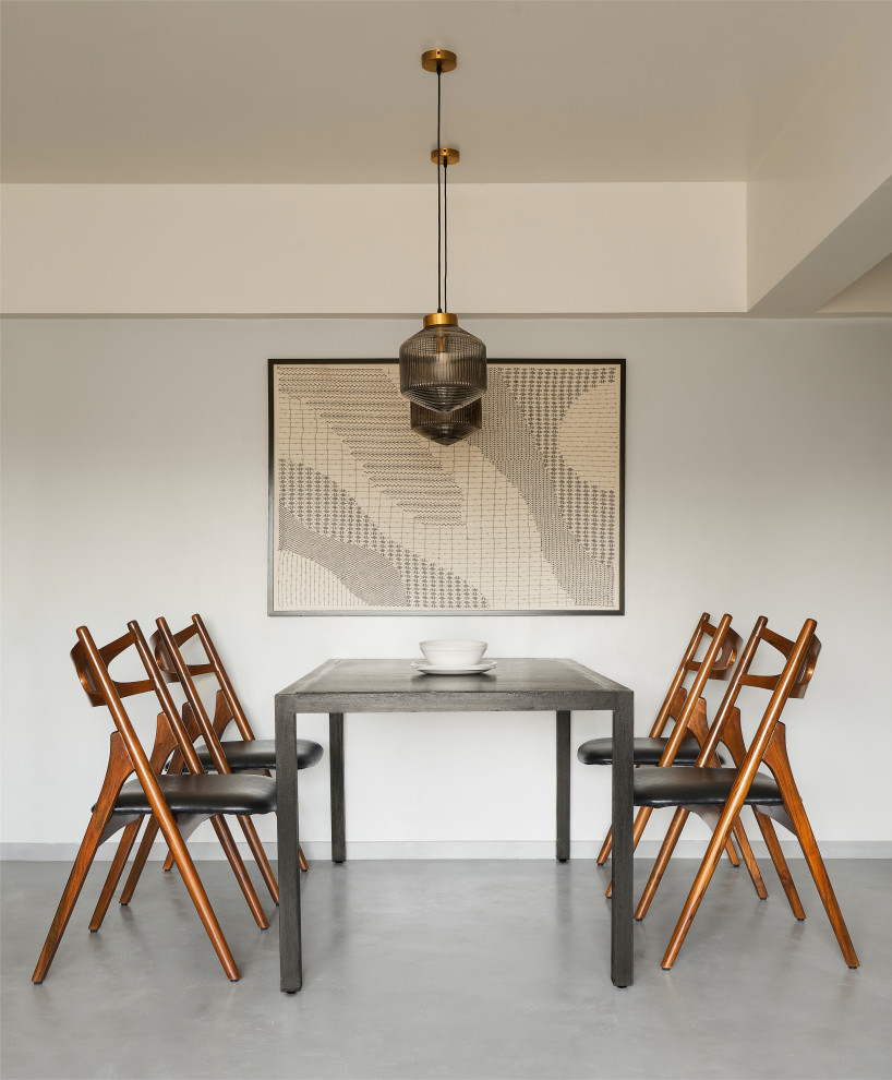 Пример оригинального дизайна: столовая в современном стиле с серыми стенами, бетонным полом и серым полом