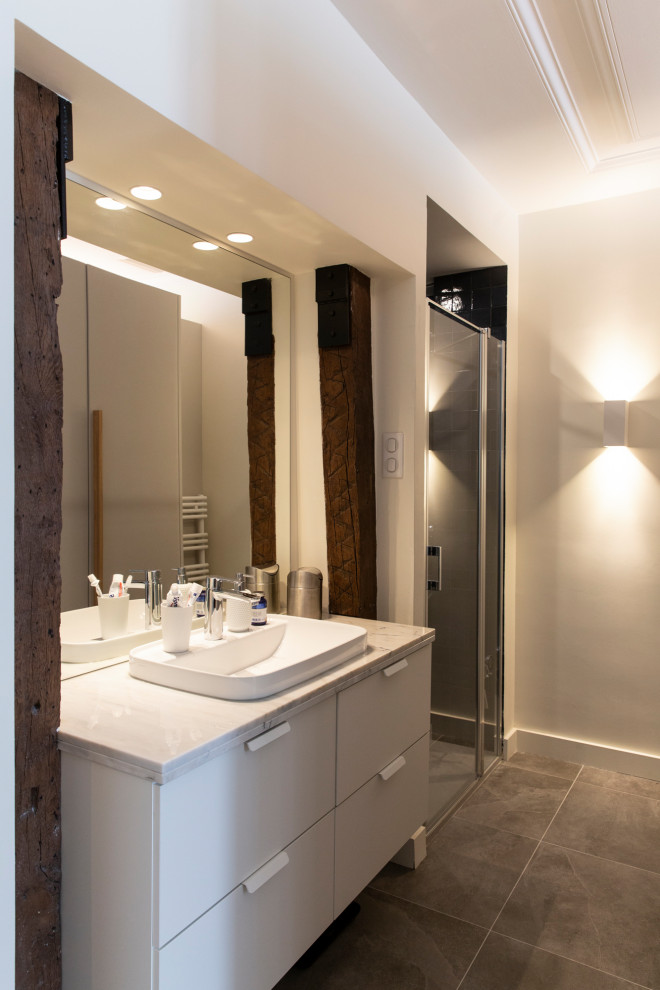 Idee per una stanza da bagno contemporanea di medie dimensioni con doccia alcova, pavimento in ardesia, top in marmo e top bianco