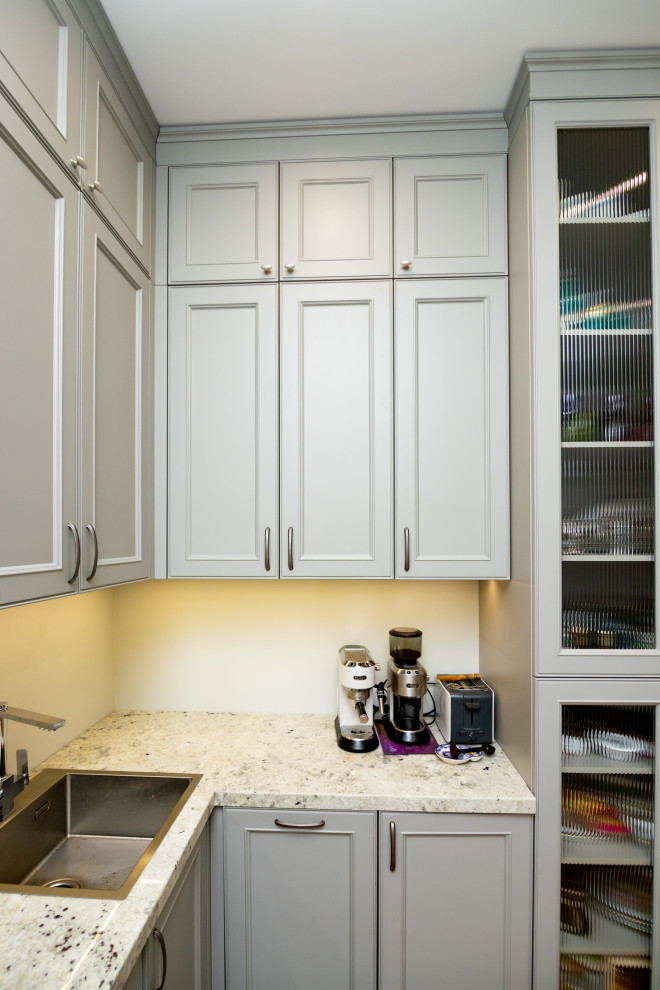 Светло-серая кухня в классическом стиле