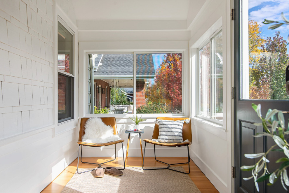 Idee per una piccola veranda minimalista con parquet chiaro, soffitto classico e pavimento marrone