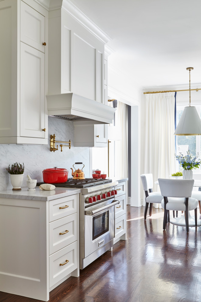 Transitional kitchen photo in Toronto
