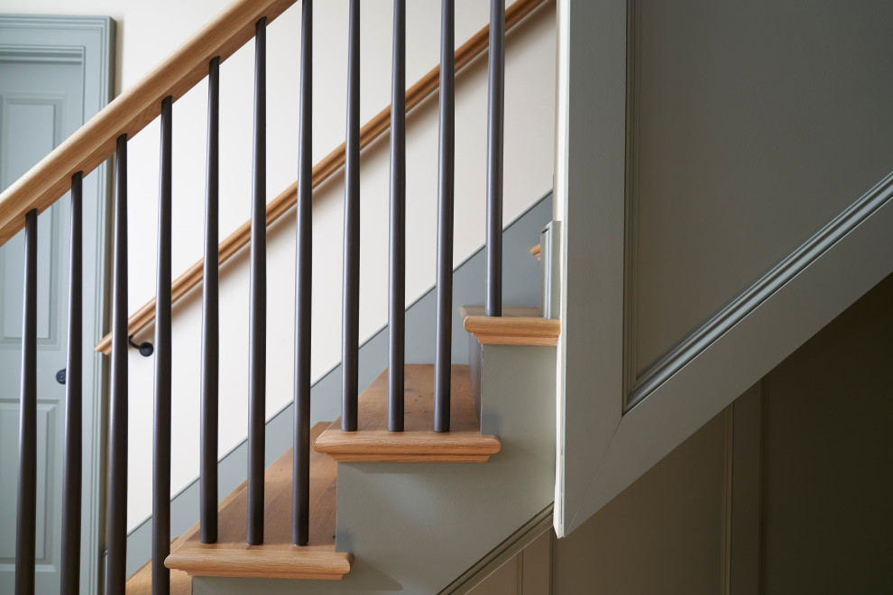Стильный дизайн: деревянная лестница в классическом стиле с деревянными ступенями, деревянными перилами и деревянными стенами - последний тренд
