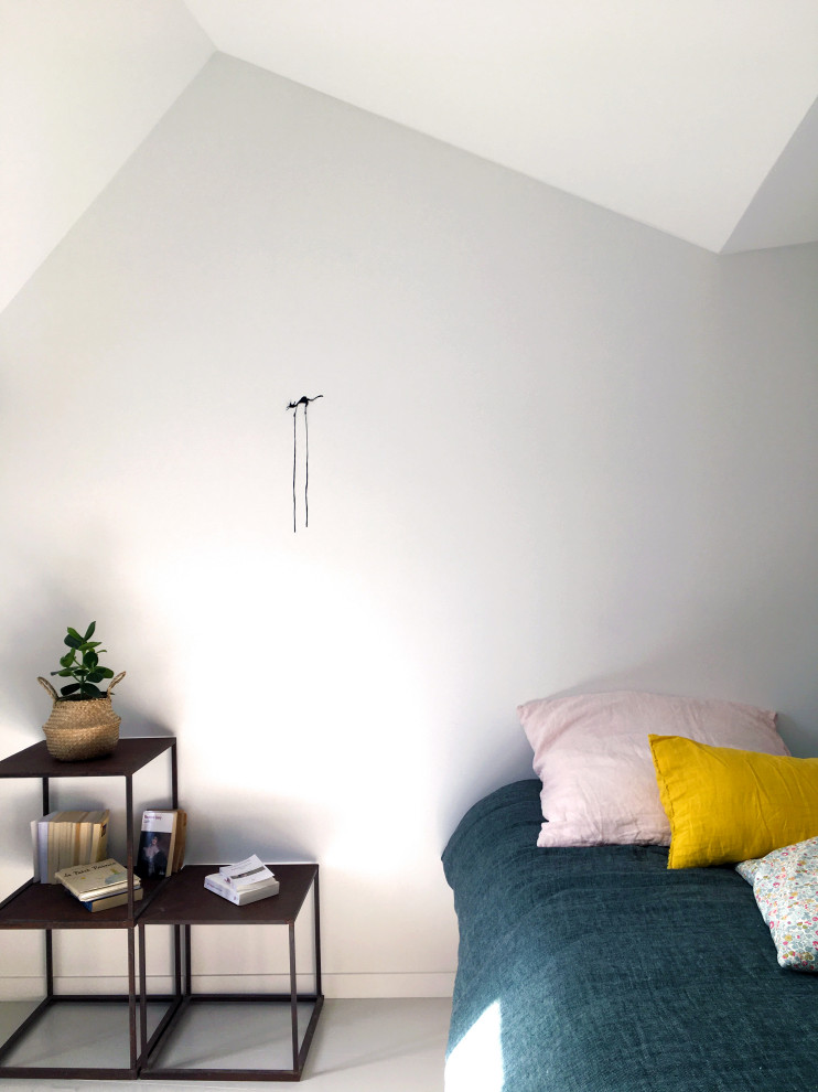 На фото: спальня среднего размера на антресоли в скандинавском стиле с белыми стенами, деревянным полом, белым полом и кроватью в нише с