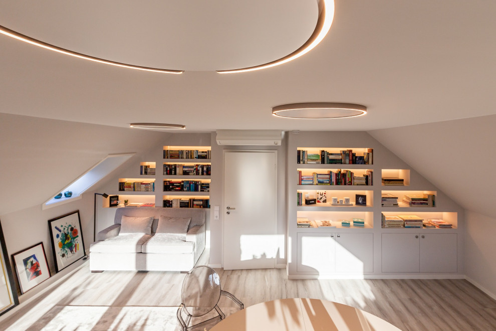 Inspiration för mellanstora klassiska hemmabibliotek, med laminatgolv, ett fristående skrivbord och grått golv