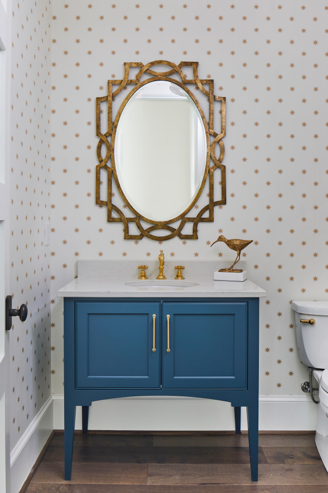 Große Klassische Gästetoilette mit Schrankfronten mit vertiefter Füllung, blauen Schränken, dunklem Holzboden, Unterbauwaschbecken, weißer Waschtischplatte und freistehendem Waschtisch in Birmingham