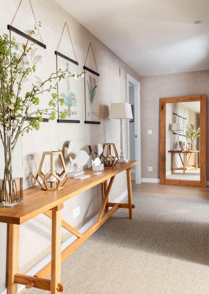 Ejemplo de recibidores y pasillos marineros con suelo de madera clara, suelo beige y iluminación