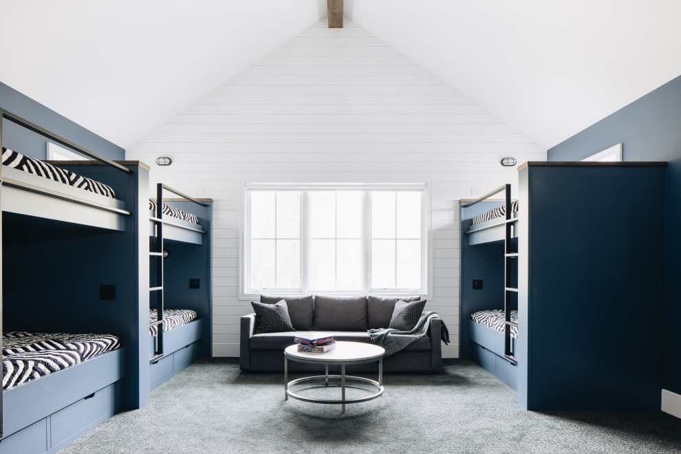 Großes Maritimes Schlafzimmer mit weißer Wandfarbe, Teppichboden, grauem Boden, gewölbter Decke und Holzdielenwänden in Grand Rapids