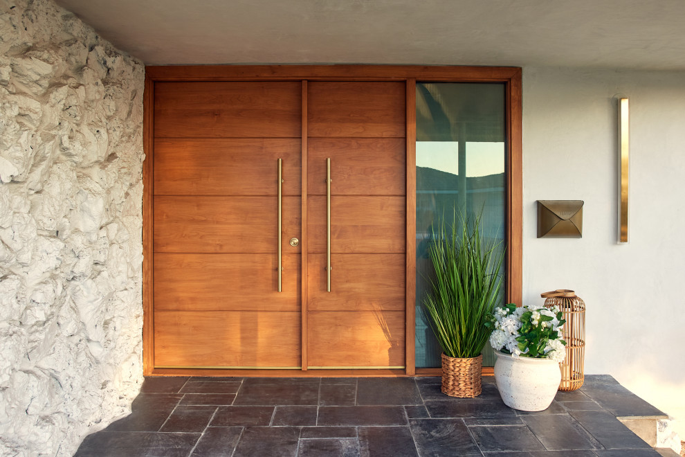 Idee per una grande porta d'ingresso minimalista con una porta a due ante e una porta in legno bruno