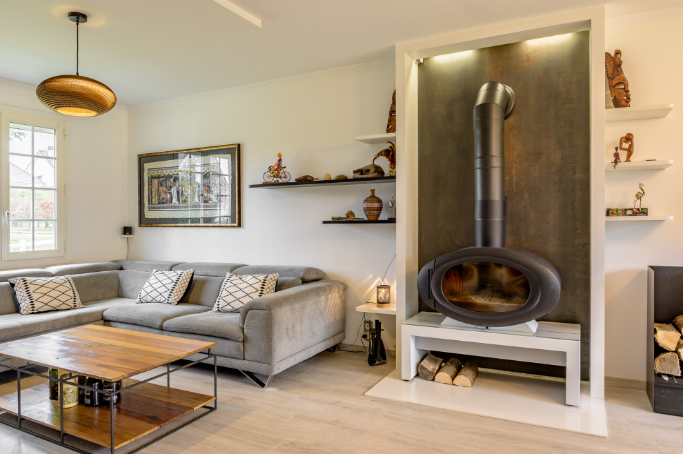 Foto di un soggiorno design di medie dimensioni e aperto con pareti bianche, parquet chiaro, stufa a legna, pavimento beige e soffitto ribassato