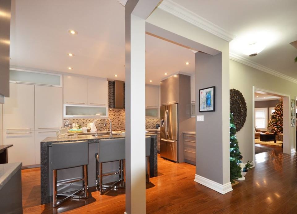 Example of a transitional home design design in Toronto