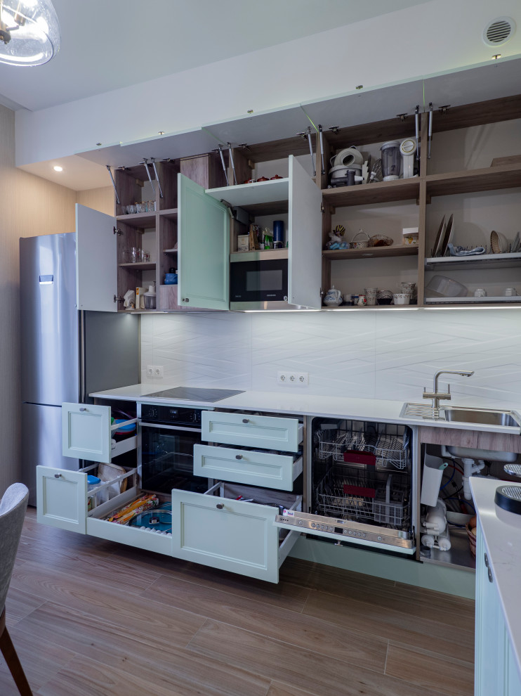 Нежная светло-мятная кухня в стиле неоклассика