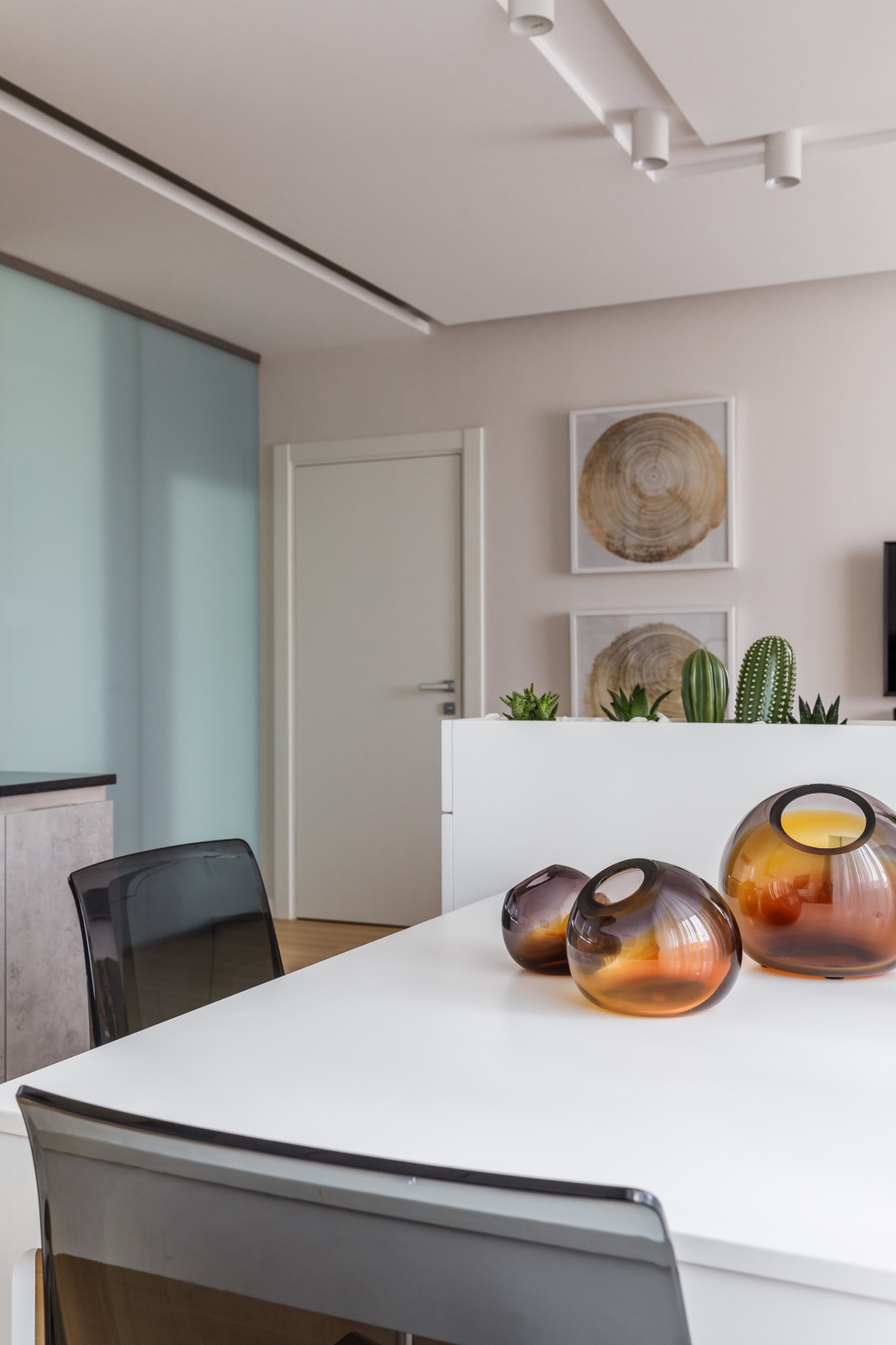 Точка белого(фотографии кухни-гостиной)