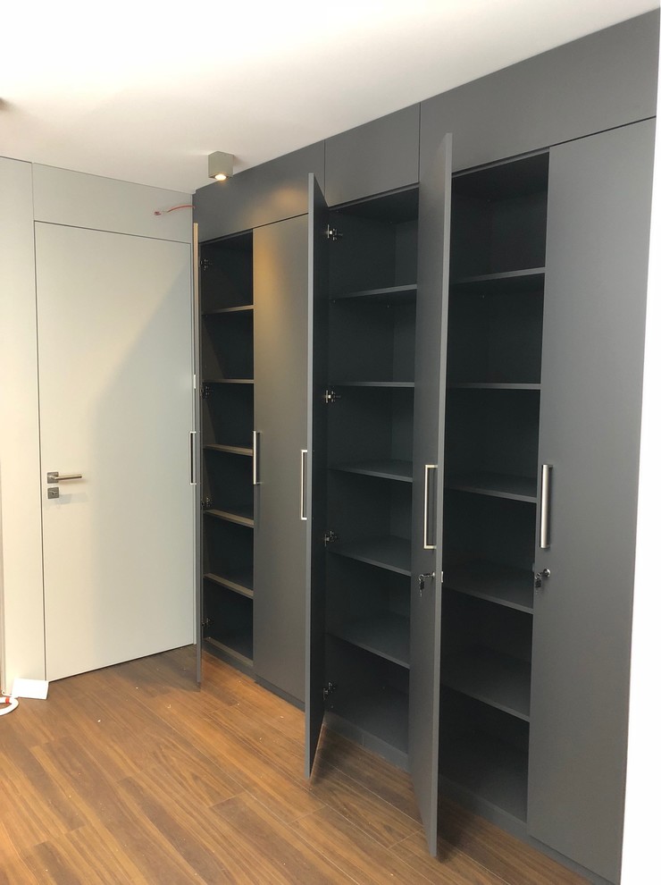 Modernes Arbeitszimmer mit Arbeitsplatz in Düsseldorf