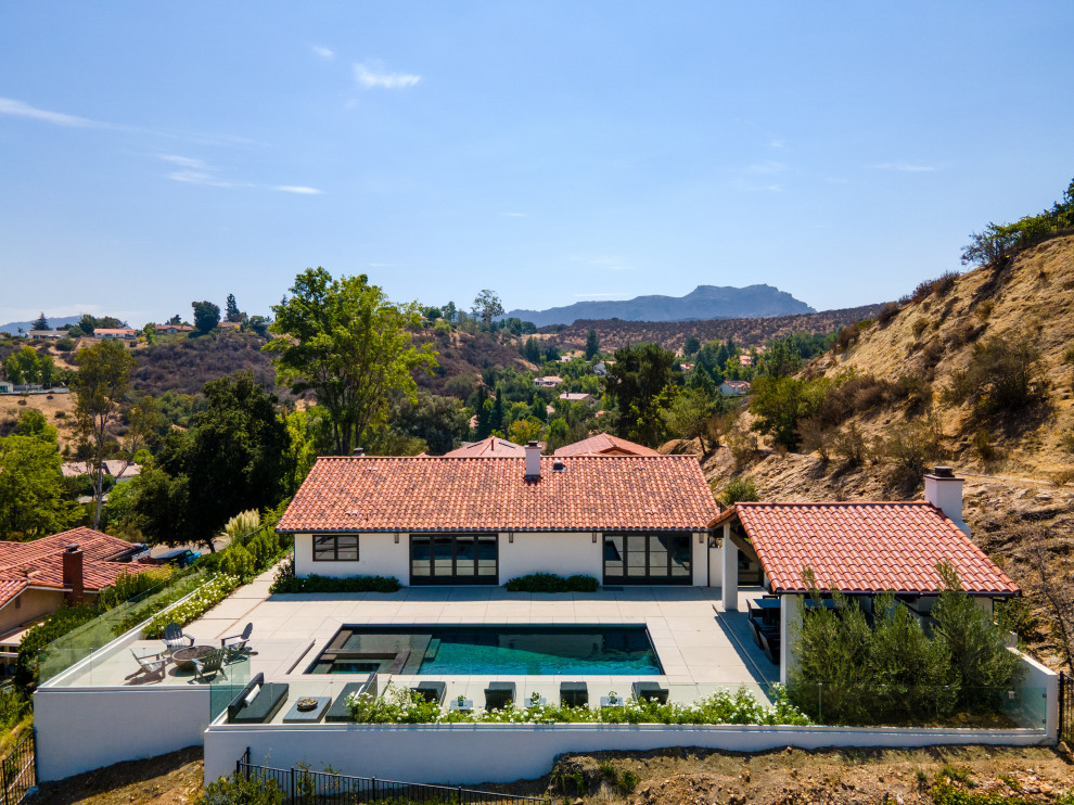 Geräumiges, Einstöckiges Modernes Einfamilienhaus mit Putzfassade, weißer Fassadenfarbe und rotem Dach in Los Angeles