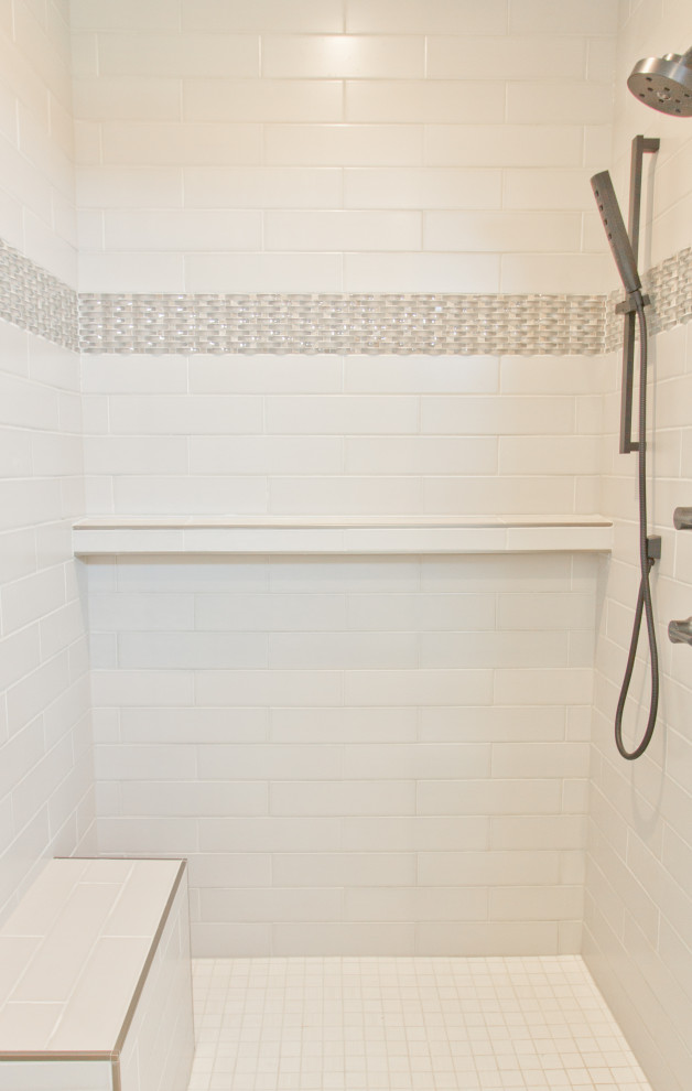 Réalisation d'une salle de bain avec un sol blanc, un banc de douche, un mur blanc et un sol en carrelage de terre cuite.