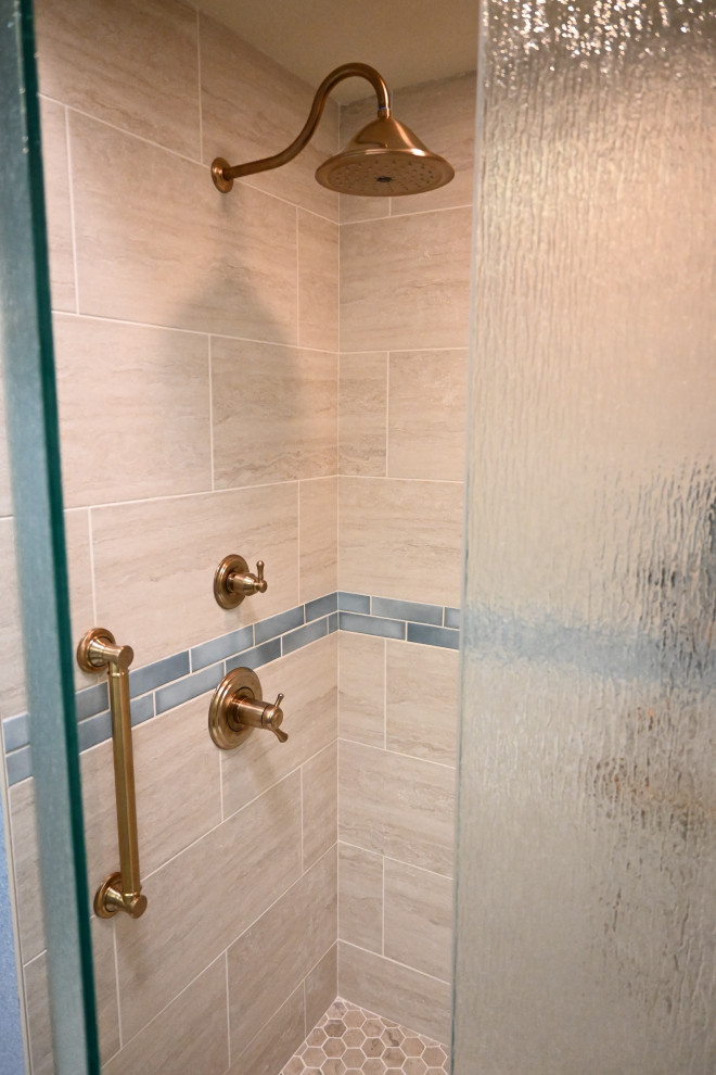 Источник вдохновения для домашнего уюта: главная ванная комната среднего размера в классическом стиле с душем в нише, коричневой плиткой, полом из керамогранита, коричневым полом, душем с распашными дверями и сиденьем для душа