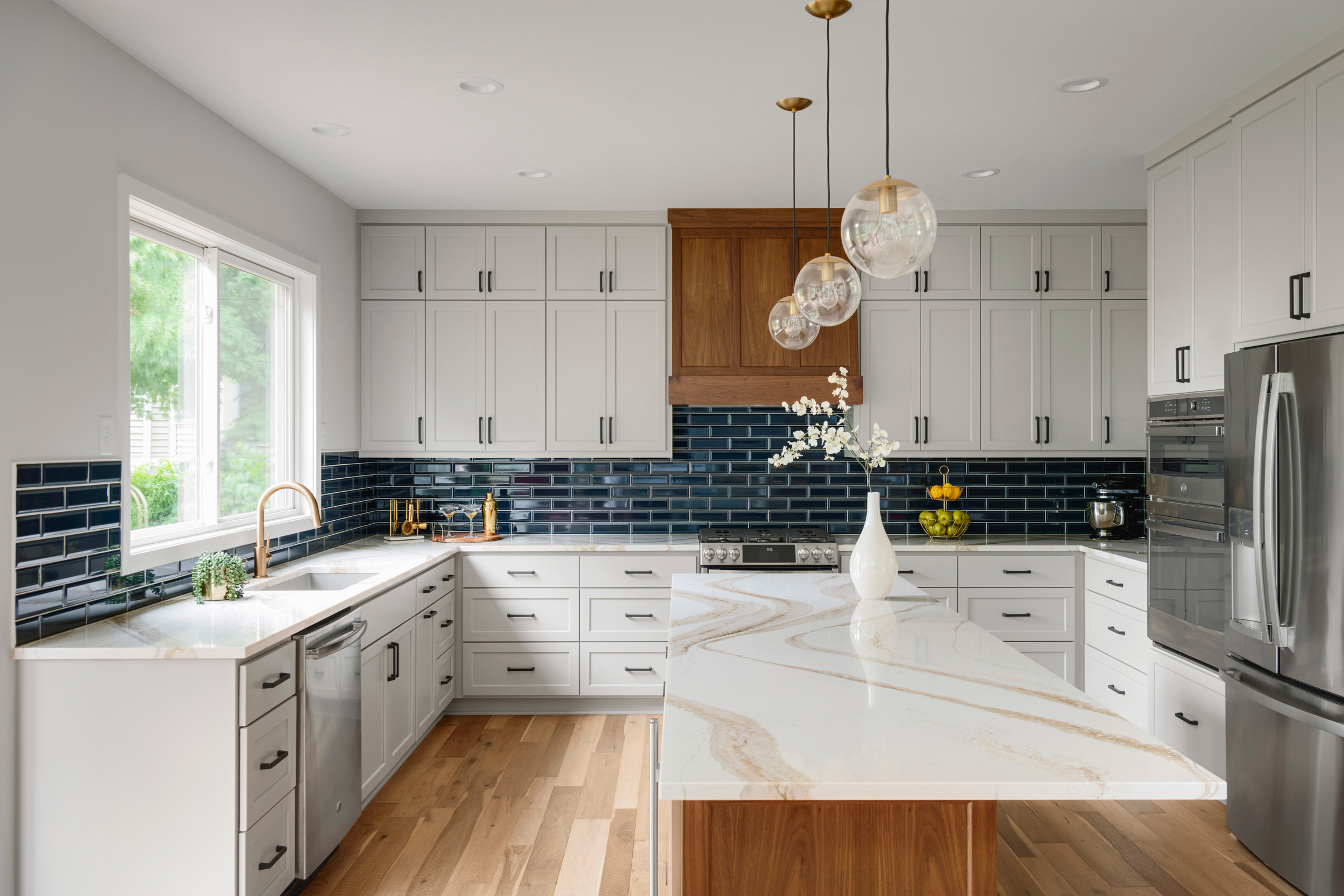 4 New Kitchens in White, Wood and Blue, image size:2400x1600