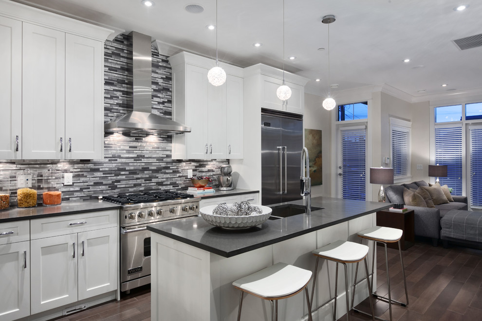 Kitchen - transitional kitchen idea in Vancouver