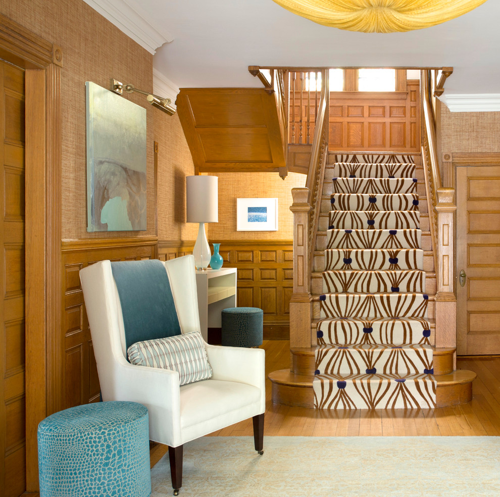 Example of a transitional entryway design in Boston
