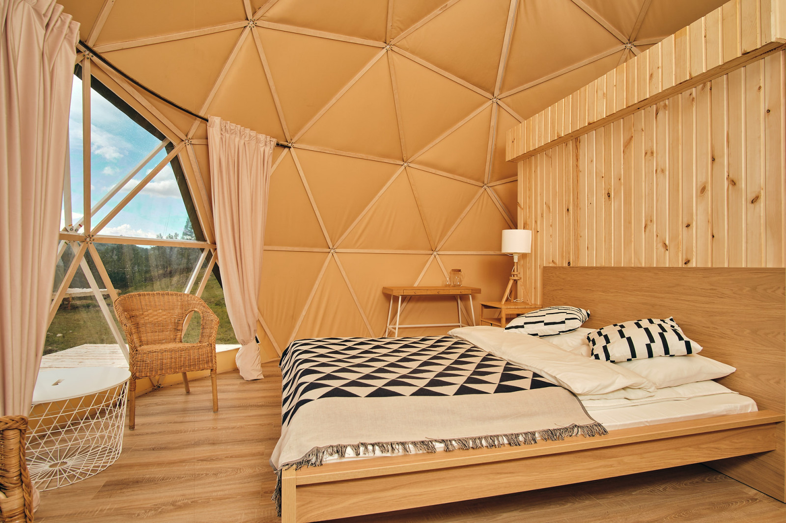 Оформление номеров эко-отеля Мир Алтай