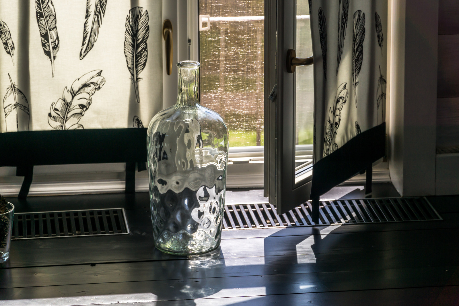 Черно-белая баня с яркими акцентами