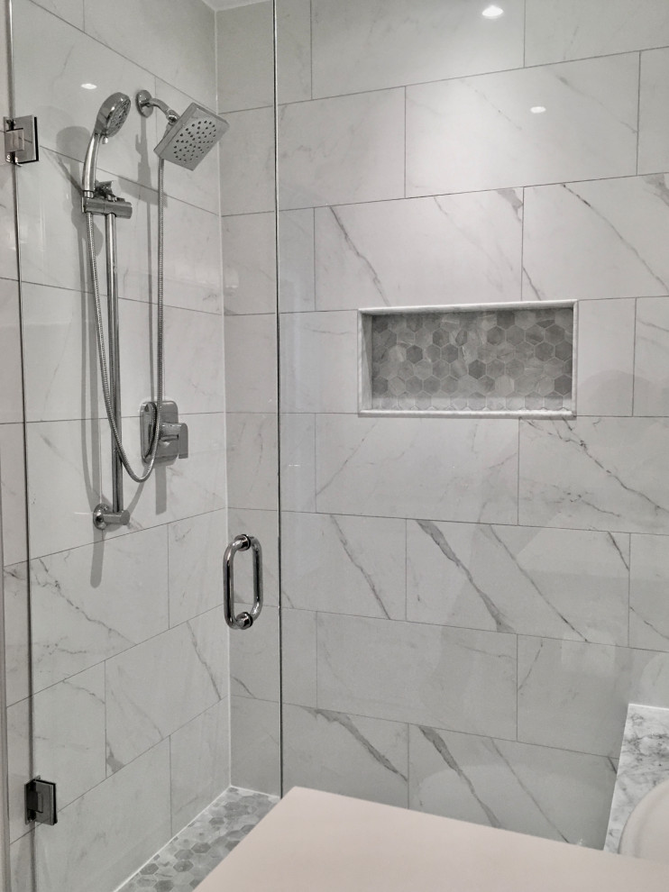 Transitional bathroom photo in Toronto