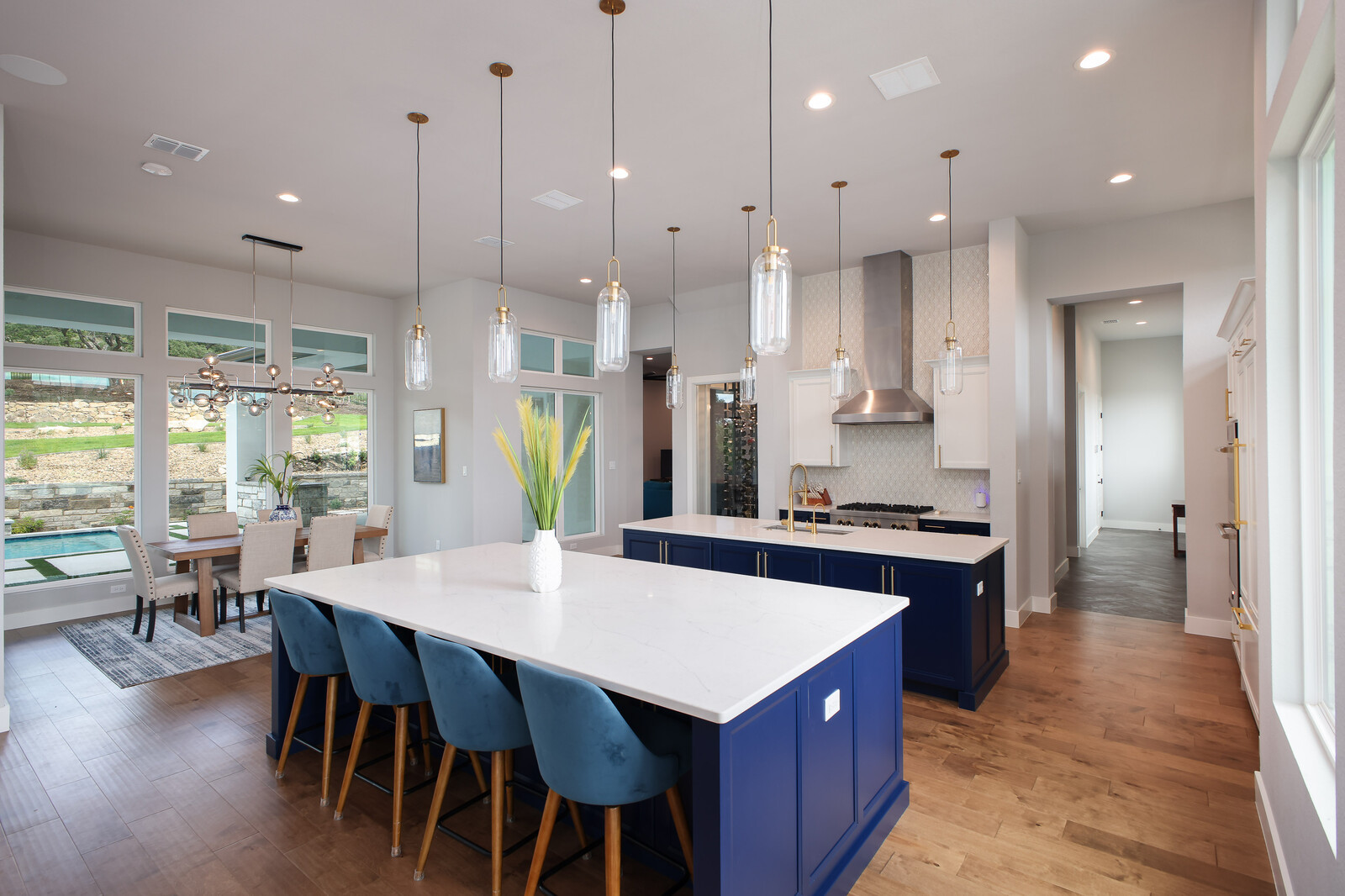 Modern: 4,950 ft², 4 BR/4 BA/2 ST home