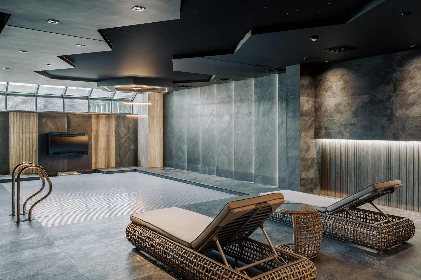 Сауна с бассейном в цоколе частного дома.