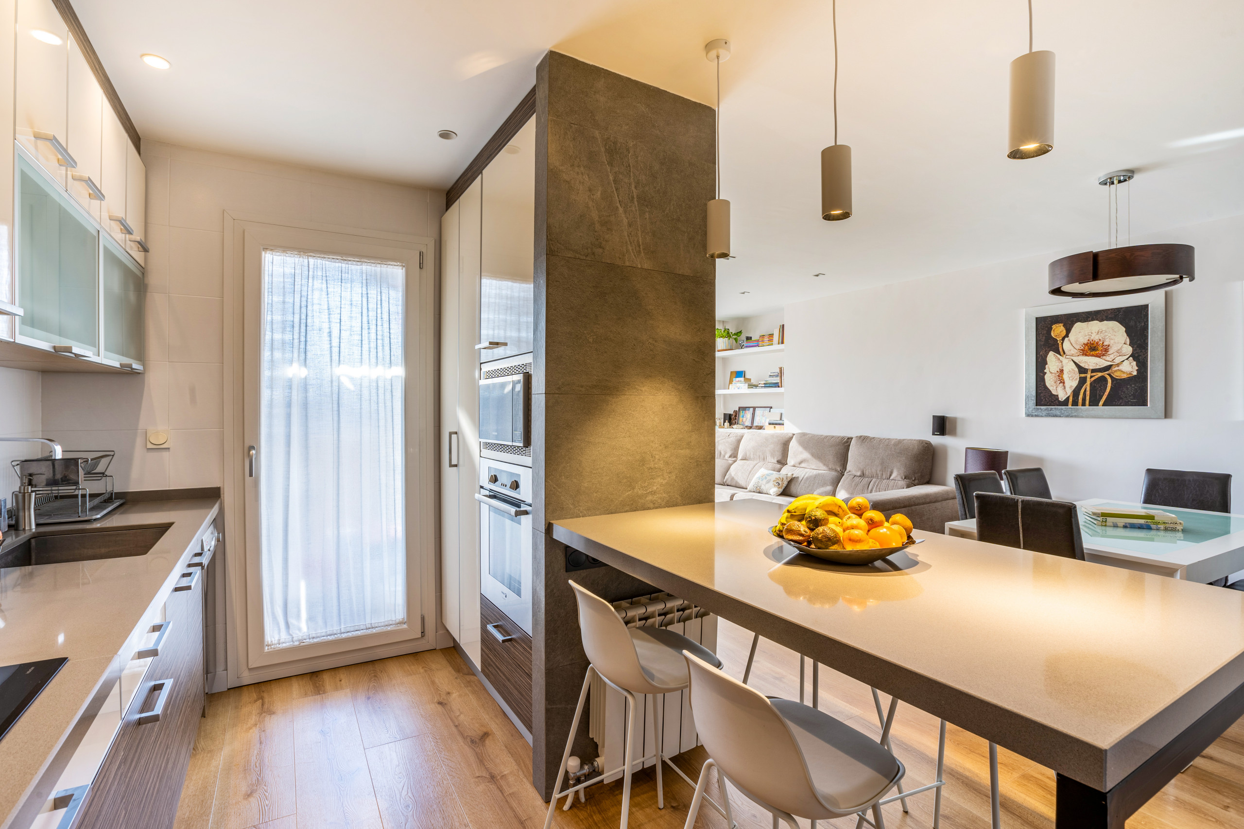 Cocina semiabierta con barra a salón - comedor
