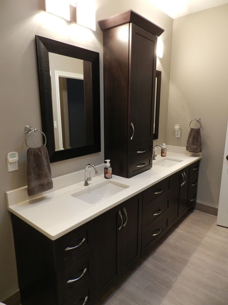 Example of a mid-sized transitional 3/4 porcelain tile and gray floor bathroom design with dark wood cabinets, beige walls, an undermount sink, quartz countertops and white countertops